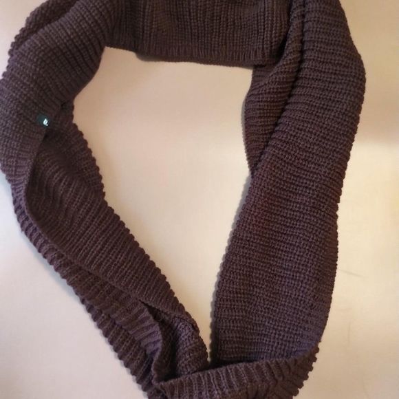 Fabletics Winter Bundle - Picture 2 of 3